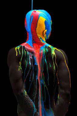 Dikiz aynası. İnsan vücudunda soyut sanat. Çok renkli boyalar, boyalar insanın kafasından, omuzlarından ve vücudundan aşağı akar. Beaty, moda, yaratıcılık kavramı