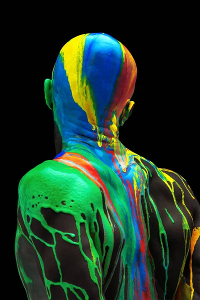 Widok z tyłu. Abstrakcyjna sztuka o ludzkim ciele. Farby wielobarwne, barwniki spływają po głowie, ramionach i ciele człowieka. Beaty, moda, koncepcja kreatywności — Zdjęcie stockowe