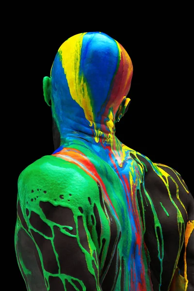 Vista trasera. Arte abstracto sobre el cuerpo humano. Pinturas multicolores, tintes fluyen por la cabeza del hombre, los hombros y el cuerpo. Beaty, moda, concepto de creatividad — Foto de Stock