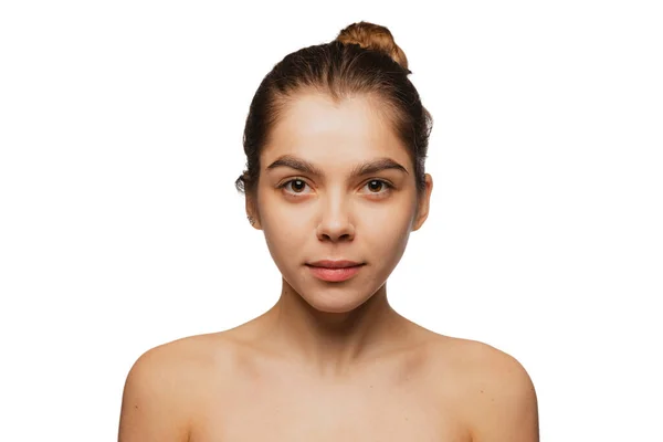 Close-up portret młodej pięknej dziewczyny bez makijażu izolowane na białym tle studio. Naturalna koncepcja piękna. — Zdjęcie stockowe