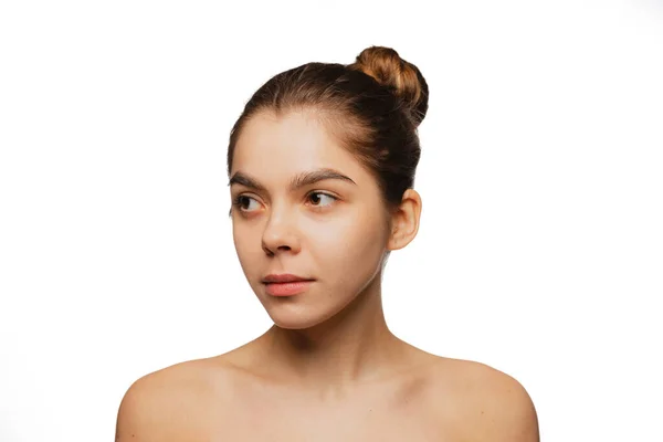 Close-up retrato de menina bonita jovem, sem maquiagem isolada sobre fundo estúdio branco. Conceito de cosmetologia. — Fotografia de Stock