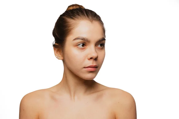 Close-up portret młodej pięknej dziewczyny bez makijażu izolowane na białym tle studio. Naturalna koncepcja piękna. — Zdjęcie stockowe