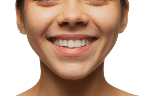 Imagen de cerca recortada de labios femeninos, mejillas y nariz aislada sobre tocino blanco del estudio. Sonrisa sana perfecta —  Fotos de Stock