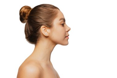 Beyaz stüdyo arka planında izole edilmiş gündüz makyajlı güzel bir kızın yakın plan portresi. Doğal güzellik konsepti.