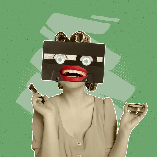 Collage de arte contemporáneo. Mujer con cabeza de cassete retro y rizadores de pelo haciendo maquillaje aislado sobre fondo verde — Foto de Stock