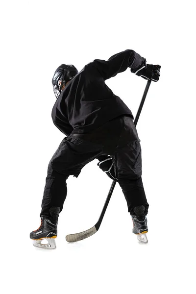 Vue de dos portrait complet d'un joueur de hockey professionnel en mouvement, s'entraînant isolé sur fond de studio blanc — Photo