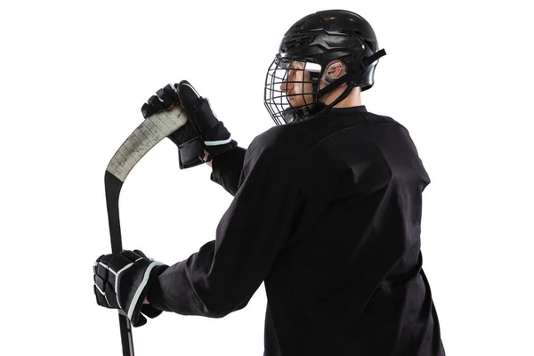 Vista posterior retrato de jugador de hockey profesional posando aislado sobre fondo de estudio blanco. Concentración y acción — Foto de Stock