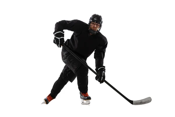 Porträt eines professionellen männlichen Eishockeyspielers, der isoliert vor weißem Hintergrund trainiert. Match, Wettkampfvorbereitung. — Stockfoto