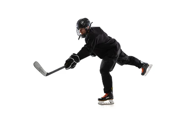 Homme sportif professionnel, joueur de hockey s'entraînant isolé sur fond de studio blanc. Mode de vie actif — Photo