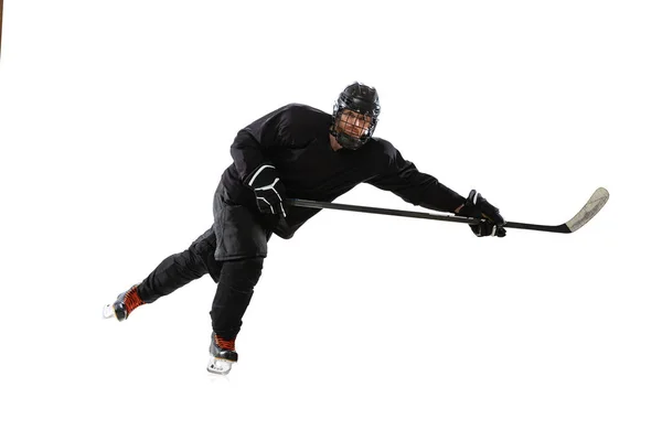 Un match gagnant. Portrait d'homme concentré, joueur de hockey professionnel en mouvement, s'entraînant isolé sur fond blanc. — Photo