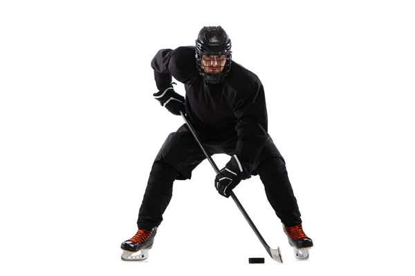 Männlicher Eishockeyspieler mit dem Stock auf dem Eis und weißem Hintergrund. Aktive Ausbildung — Stockfoto