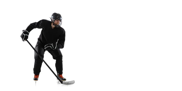 Stickhandling. Portret van professionele mannelijke hockeyspeler training geïsoleerd over witte achtergrond. Vlieger — Stockfoto