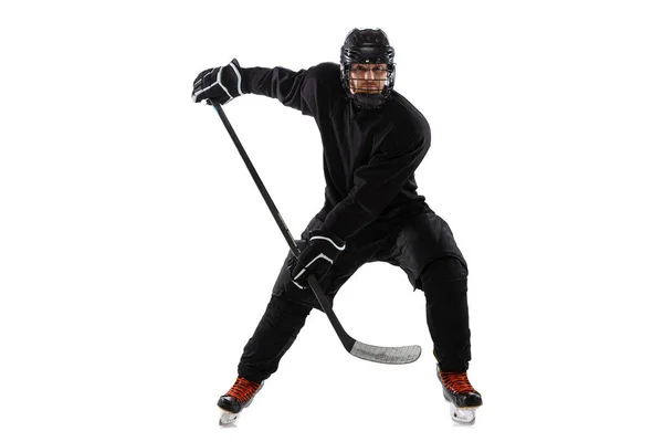 Huyendo. Jugador de hockey masculino con el palo en la pista de hielo y fondo blanco. — Foto de Stock