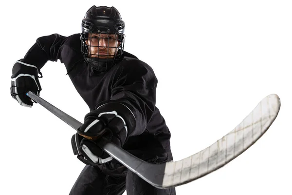 Gegenangriff. Professionelle Hockeyspieler Ausbildung in spezieller Uniform mit Helm isoliert über weißem Hintergrund — Stockfoto