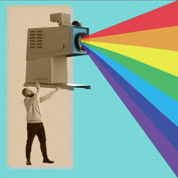 現代美術のコラージュ。LGBT支援を象徴する虹の道を翻訳する巨大なレトロビデオプレーヤーを持つ男 — ストック写真