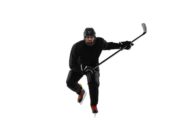 Retrato de entrenamiento profesional de jugador de hockey masculino aislado sobre fondo de estudio blanco — Foto de Stock