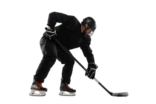 Imagen completa de entrenamiento profesional de jugador de hockey masculino aislado sobre fondo blanco — Foto de Stock