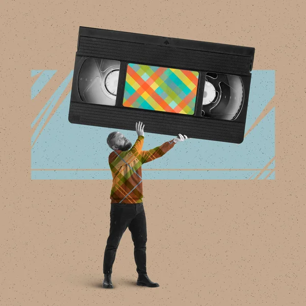 Collage de arte contemporáneo. Hombre en tela retro sosteniendo gigante cassete de vídeo aislado sobre fondo marrón — Foto de Stock