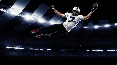 Sportif Amerikan futbolcularıyla kolaj, gece stadyumunda sahne ışıkları altında topu yakalamak..