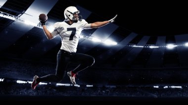 Sportif Amerikan futbolcularıyla kolaj, gece stadyumunda sahne ışıkları altında topu yakalamak..