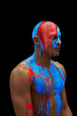 Sanat eserleri. Siyah arka planda izole edilmiş, vücudundan süzülen çok renkli boyayla kaplı kel bir adamın portresi.