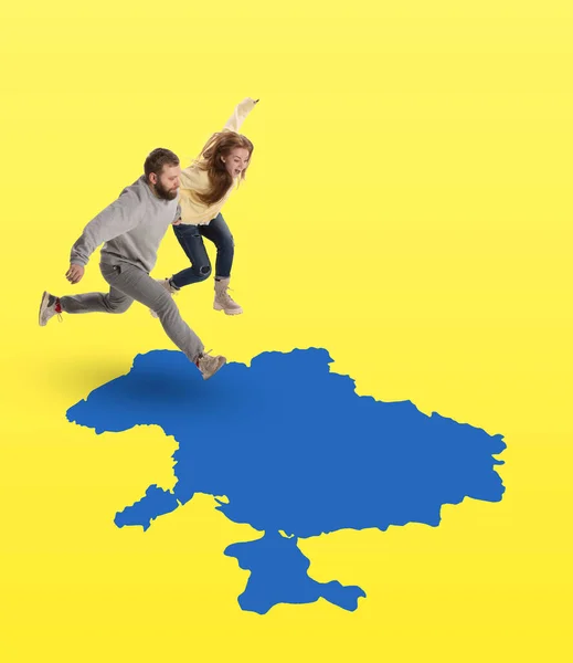 Колаж сучасного мистецтва. Щасливий і веселий чоловік і жінка, які повертаються додому в Україну ізольовані на жовтому фоні з синім кольором країни. — стокове фото