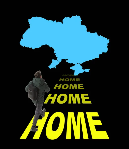 Νεαρός άνδρας περπατώντας προς την κατεύθυνση της Ουκρανίας, επιστρέφοντας στο σπίτι απομονωμένος σε μαύρο φόντο με γράμματα και ουκρανικό σχήμα χώρας — Φωτογραφία Αρχείου
