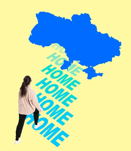 Colagem de arte contemporânea. Jovem mulher indo para casa para a Ucrânia isolado sobre fundo amarelo com forma de país ucraniano azul — Fotografia de Stock