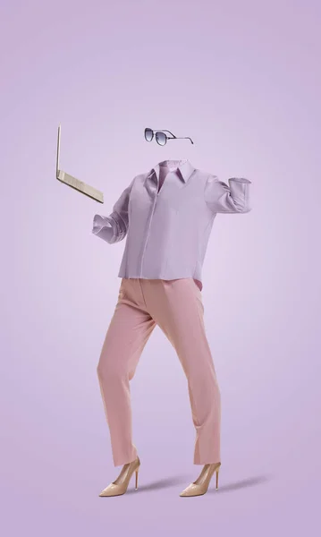 Πορτρέτο του αόρατου κοριτσιού φορώντας μοντέρνο επιχειρηματικό στυλ ροζ στολή και γυαλιά ηλίου χρησιμοποιώντας φορητό υπολογιστή σε πολύ peri χρώμα φόντο. Έννοια της μόδας, στυλ — Φωτογραφία Αρχείου