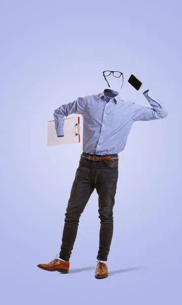 Modern iş kıyafeti giymiş görünmez bir adamın portresi telefonda mavi arka planda konuşuyor. Moda kavramı, yaratıcılık — Stok fotoğraf