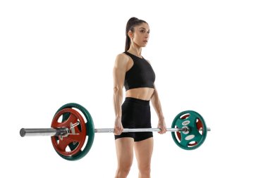 Spor kıyafetleriyle spor yapan genç bir kadının beyaz arka planda izole edilmiş halterli bir halteri. Spor, halter konsepti