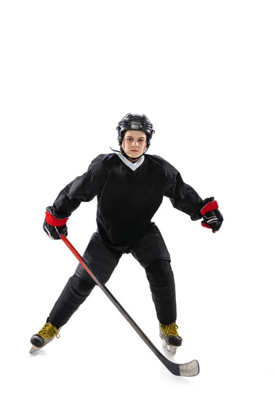 Портрет ребенка, хоккеиста, стоящего на позиции вратаря, тренировки изолированы на белом фоне студии — стоковое фото