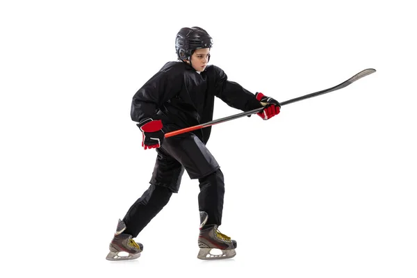 Jugador activo. Niño deportivo, niño, jugador de hockey en entrenamiento uniforme especial, practicando aislado sobre fondo de estudio blanco. — Foto de Stock