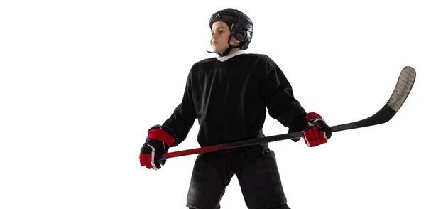 Retrato de niño motivado, jugador de hockey en uniforme especial posando con equipo de juego aislado sobre fondo de estudio blanco. Campeón. — Foto de Stock