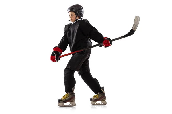 Kleiner Sportler, Hockeyspieler trainiert isoliert vor weißem Studiohintergrund. — Stockfoto