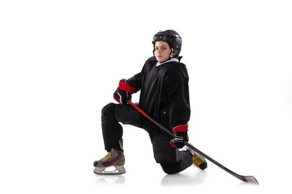 Porträt eines motivierten Kindes, Hockeyspieler in spezieller Uniform, der mit Spielgeräten isoliert vor weißem Studiohintergrund posiert. Gewinnspiel — Stockfoto