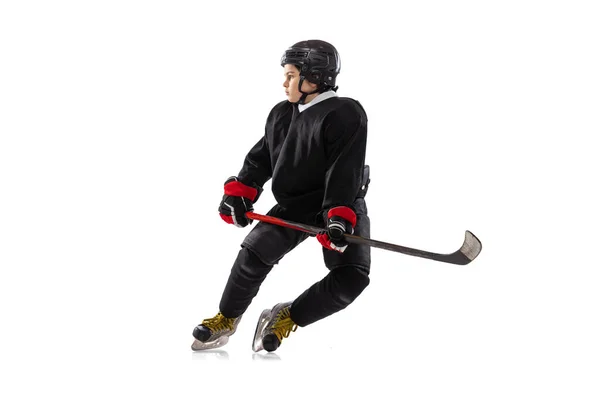 Retrato dinámico de niño, jugador de hockey en ropa deportiva negra y entrenamiento de casco aislado sobre fondo de estudio blanco — Foto de Stock