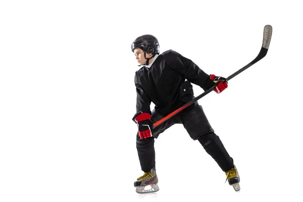 Gewinnspiel. Porträt eines konzentrierten Jungen, Kindes, Eishockeyspielers in Bewegung, Training isoliert vor weißem Hintergrund. — Stockfoto
