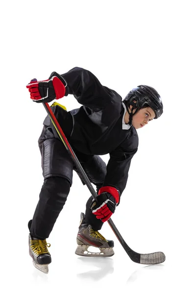 Retrato de niño, jugador de hockey de pie en la posición de portero, entrenamiento aislado sobre fondo blanco estudio — Foto de Stock