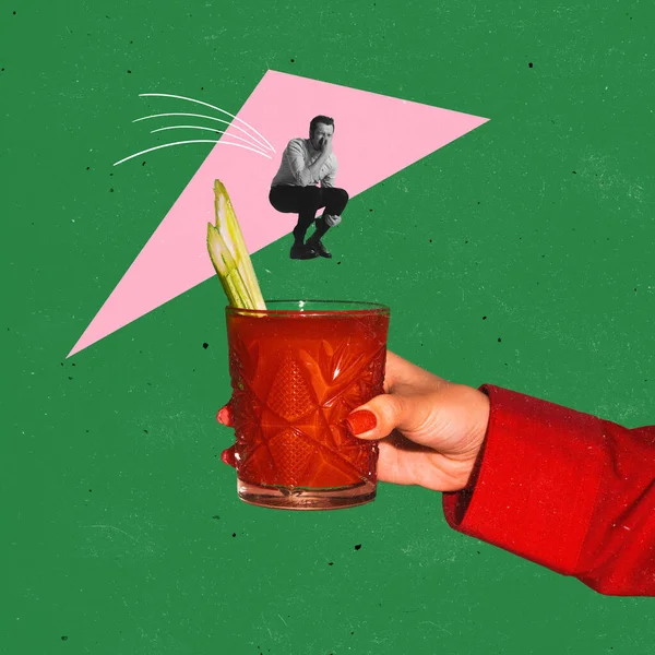 Collage de arte contemporáneo. Hombre saltando en Bloody Mary cóctel aislado sobre fondo verde. Concepto de sabor, bebidas alcohólicas — Foto de Stock