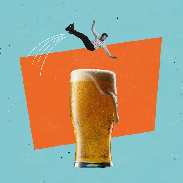 Collage d'arte contemporanea. Uomo che salta in un bicchiere gigante di birra schiumosa lager isolato su sfondo blu e arancione. Concetto di gusto, bevande alcoliche — Foto Stock
