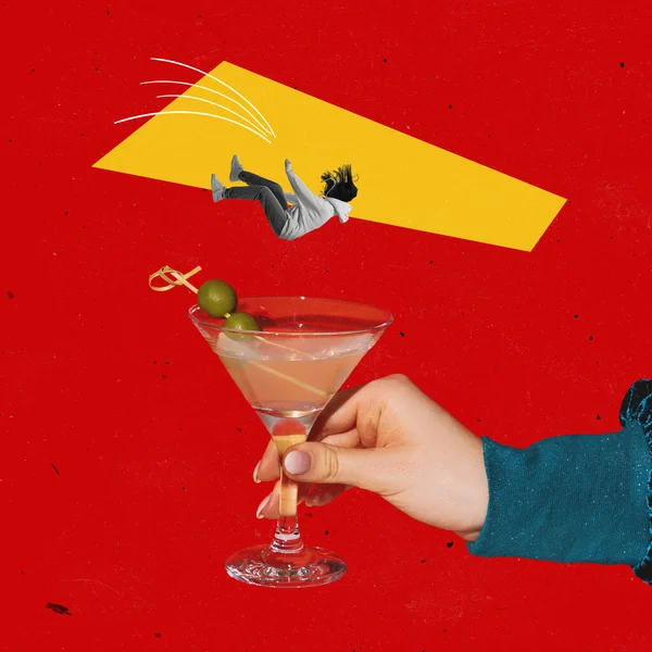Κολάζ σύγχρονης τέχνης. Γυναίκα πέφτει κάτω σε ποτήρι μαρτίνι με ελιές απομονωμένες σε έντονο κόκκινο φόντο — Φωτογραφία Αρχείου