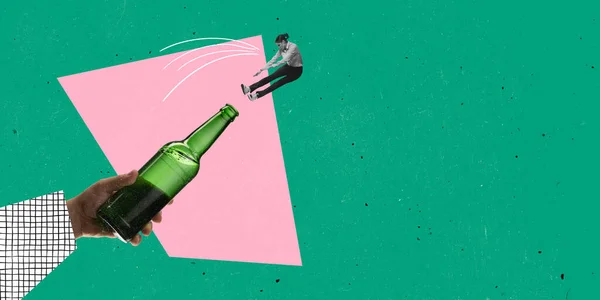 Colagem de arte contemporânea. Jovem pulando em garrafa de cerveja isolada sobre fundo rosa e verde. Conceito de gosto, bebidas alcoólicas — Fotografia de Stock