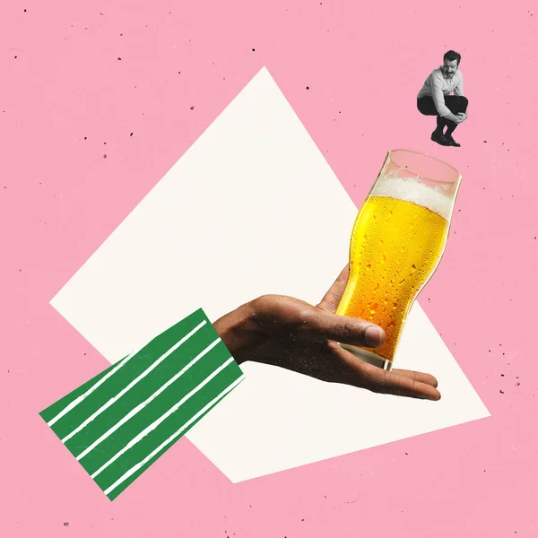 Colagem de arte contemporânea. Homem pulando em um copo gigante de cerveja espumosa lager isolado sobre fundo rosa e branco. Conceito de gosto, bebidas alcoólicas — Fotografia de Stock