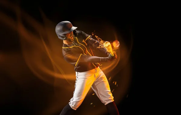 Jogador profissional de beisebol no treinamento de equipamentos esportivos sozinho isolado em fundo escuro com efeito de luz mista. Esporte, arte, ação, conceito de hobby — Fotografia de Stock