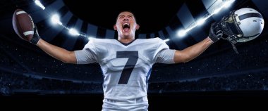 Kazanmak, başarı. Heyecanlı Amerikan futbolcusunun spor ekipmanları içinde gece stadyumuna karşı sahne ışıklarıyla topu tuttuğu bir poster. Kazanan duygular