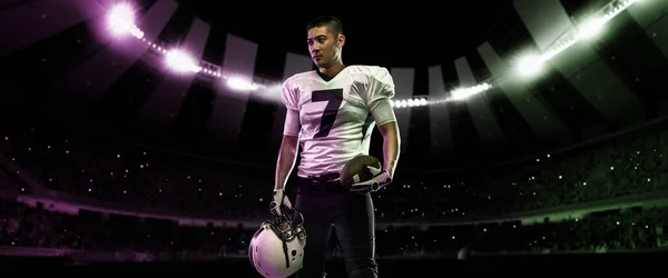 Plakát s portrétem amerického fotbalisty ve sportovní výbavě stojící proti nočnímu stadionu s reflektory pozadí. Sport, mistrovství, koncept bowlingu — Stock fotografie