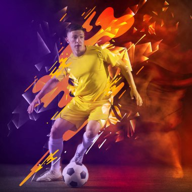 Futbolla yaratıcı sanat çalışmaları, hareket halindeki futbolcu ve topla hareket eden eylem arka planda çokgen ve akışkan neon elementlerle izole edilmiş. Sanat, yaratıcılık, spor