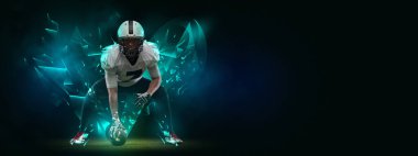 Amerikan futbolcusunun hareketli olduğu parlak bir poster ve karanlık arka planda çokgen ve akışkan neon elementlerle izole edilmiş top ile eylem. Sanat, yaratıcılık, spor