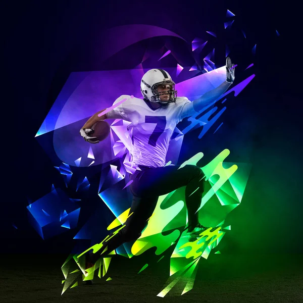 Amerikan futbolcusunun hareketli olduğu parlak bir poster ve karanlık arka planda çokgen ve akışkan neon elementlerle izole edilmiş top ile eylem. Sanat, yaratıcılık, spor — Stok fotoğraf